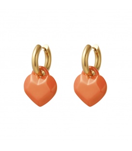 Goudkleurige oorbellen met een oranje abstract gevormd hartbedeltje