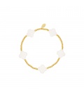 Armband met goudkleurige kralen en witte klavertjes