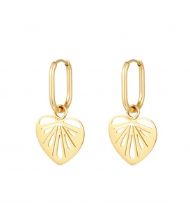 Goudkleurige hartvormige oorbellen met uitgesneden details