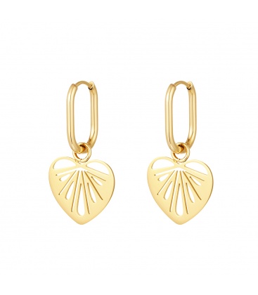 Goudkleurige hartvormige oorbellen met uitgesneden details