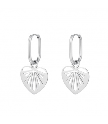 Zilverkleurige hartvormige oorbellen met uitgesneden details