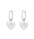 Zilverkleurige hartvormige oorbellen met uitgesneden details
