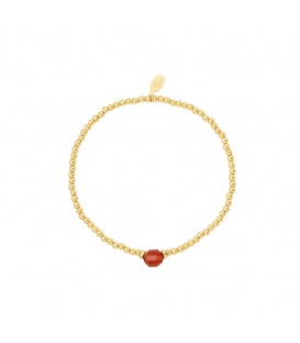 Armband met goudkleurige kralen en een rode steen