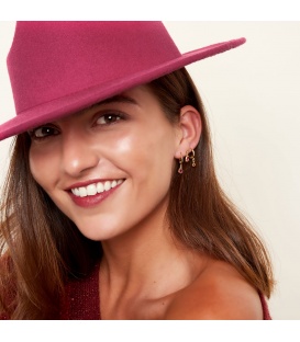 Goudkleurige oorbellen met een donkerroze druppel steentje