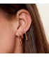 Goudkleurige oorbellen met een donkerroze druppel steentje