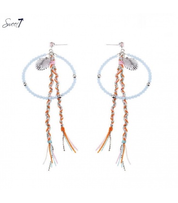 Gekleurde oorhangers met metalen schelp en gevlochten kwasten