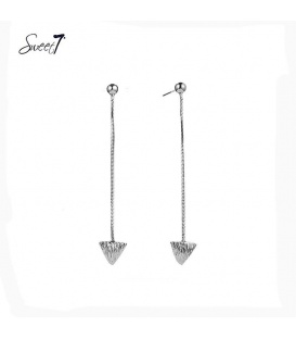 Zilverkleurige oorhangers met een bewerkt driehoekje 