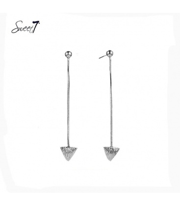 Zilverkleurige oorhangers met een bewerkt driehoekje 