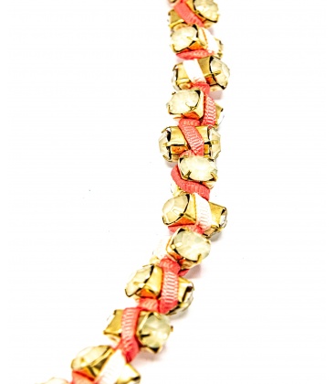 Korte halsketting met groene steentjes en roze band