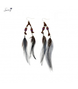 Langwerpige oorbellen met gekleurde kralen en bruin met blauwe veren van Sweet7