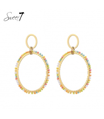 Goudkleurige oorhangers met gekleurde kraaltjes