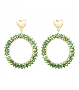 Groene ronde oorhangers met glas kralen en een goudkleurige harten oorstukje