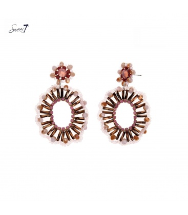 Bruine oorhangers met staafjes en roze kraaltjes 