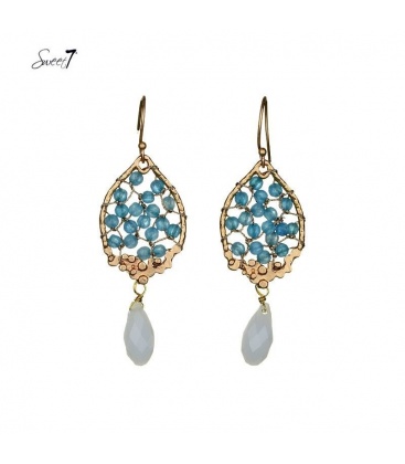 Goudkleurige oorhangers met helder blauwe kralen