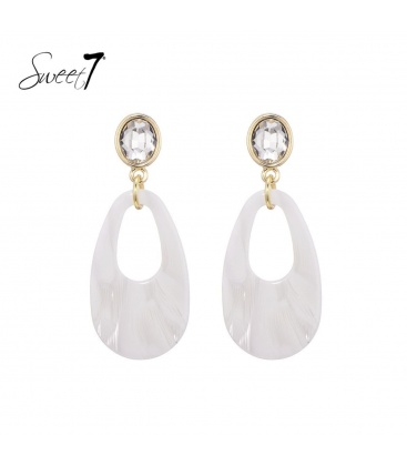 Witte oorhangers met een helder steentje in het oorstukje