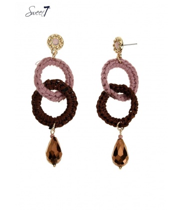 Bruin met roze oorhangers de cirkels zijn bewerkt met draad en kraal