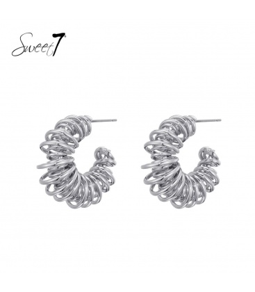 Zilverkleurige oorhangers met verschillende groottes in ringen