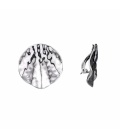 Zilverkleurige oorclips met een golvend patroon van het merk Belle Miss