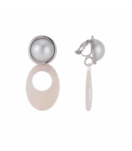 Witte oorclips met parelmoer hanger en een kunstparel in het oorstukje