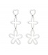 Zilverkleurige oorhangers met drie bedels in de vorm van een hart en bloemen