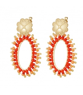 Oranje gekleurde kralen oorhangers met een goudkleurige rand en een bloem als oorstukje