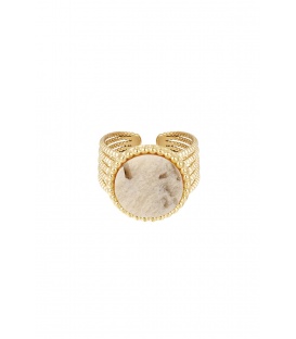 Goudkleurige ring met beige natuursteentje van Yehwang - Tijdloze klassieker