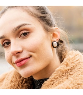 Rechthoekige oorclips met zwarte rand en witte parel inleg