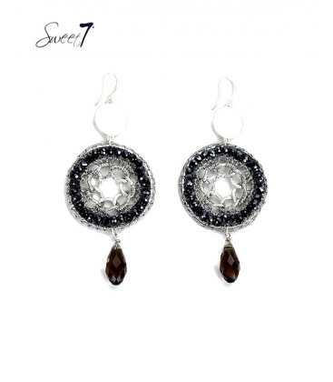 Zilverkleurige oorhangers met koord en zwarte glas kralen