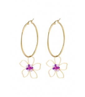 Goudkleurige oorhangers met een bloemen bedel en paarse glas kraaltjes