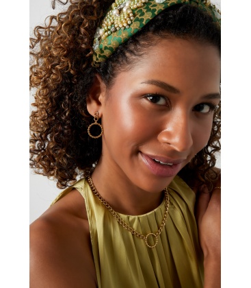 Goudkleurige oorhangers met een schakel ketting en een cirkel met bolletjes