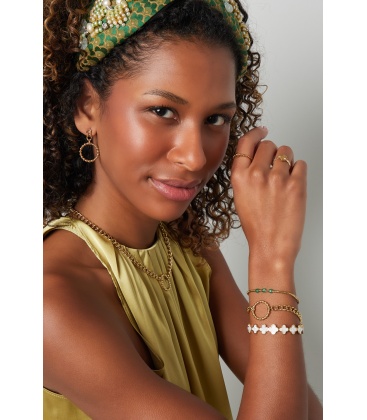 Goudkleurige oorhangers met een schakel ketting en een cirkel met bolletjes