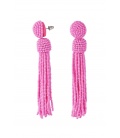 Roze oorhangers met strengen van kralen