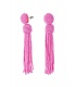 Roze oorhangers met strengen van kralen