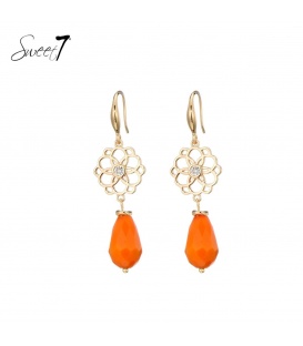Goudkleurige oorhangers met open motief en oranje kraal van Sweet7 | Kleurrijke sieraden