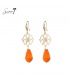 Goudkleurige oorhangers met open motief en oranje kraal van Sweet7 | Kleurrijke sieraden
