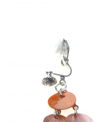 Vrolijk gekleurde oorclip met parelmoer plaatjes en strass steen