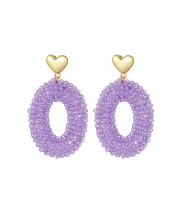 Paarse glas kralen oorhangers met een goudkleurig hartje als oorstukje