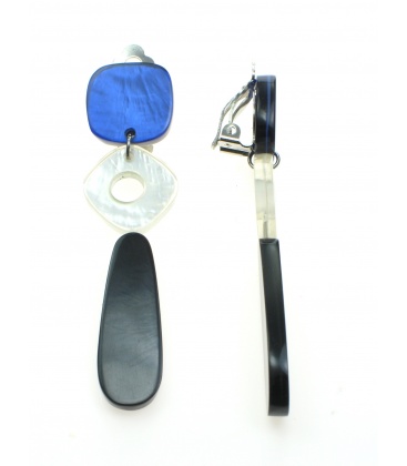 Zwarte met creme oorclips en een blauw oorstukje