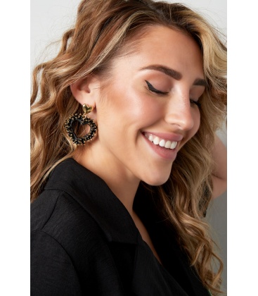 Licht blauwe kralen oorhangers in de vorm van een hart en een goudkleurig oorstukje