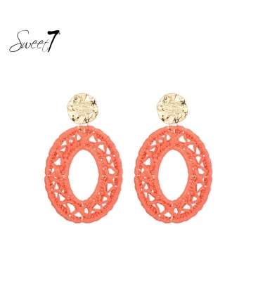 Oranje oorhangers van raffia met een bewerkt goudkleurig oorstukje