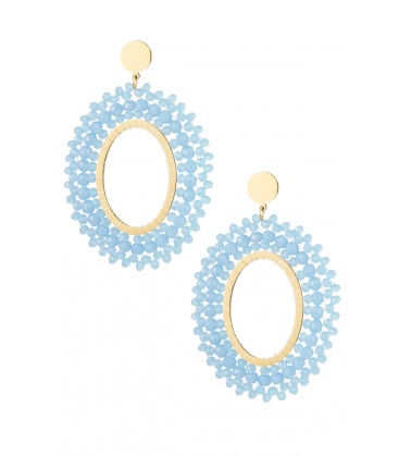 Licht blauwe oorhangers van 3 lagen glaskralen en goudkleurig oorstukje