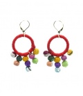 Rode koord oorhangers met gekleurde stoffen kralen