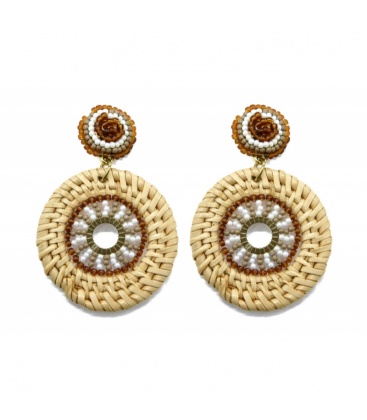 Beige oorhangers met bruin gekleurde kraaltjes