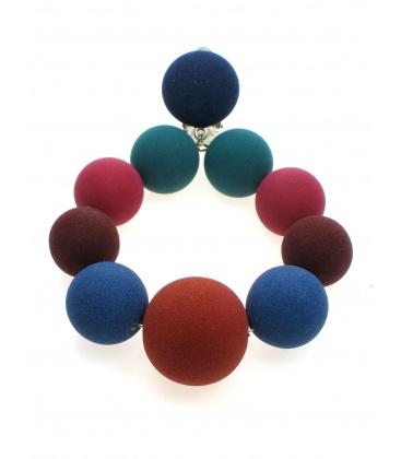 Gekleurde kralen oorclips met een effen blauw oorstukje