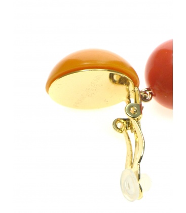 Oranje gekleurde kralen oorclips met een effen oranje oorstukje