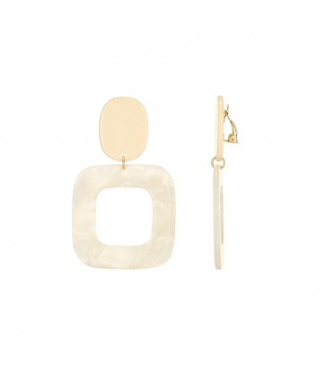 Creme oorclips met vierkante hanger en een effen oorstukje