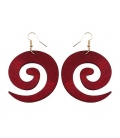Rode houten oorhangers in de vorm van een spiraal