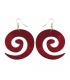Rode houten oorhangers in de vorm van een spiraal