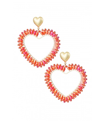 Rode hart vormige oorhangers met glas kralen en een goudkleurig harten oorstukje