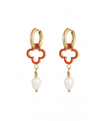 Goudkleurige oorringen met een rode klaver en een witte parel